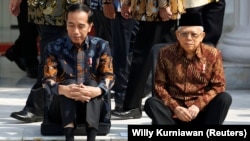 Presiden Indonesia Joko Widodo dan Wakil Presiden Ma'ruf Amin duduk di tangga Istana Merdeka sebelum pengumuman kabinet baru untuk masa jabatan kedua Jokowi di Jakarta, 23 Oktober 2019. (Foto: REUTERS/Willy Kurniawan)