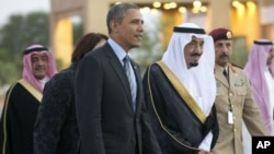 Putra Mahkota Arab Saudi, Salman bin Abdulaziz Al Saud, mendampingi Presiden Obama menuju tempat pertemuannya dengan Raja Abdullah di Rawdat Khuraim, Arab Saudi (28/3).