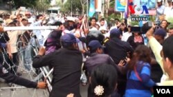 ក្រុម​អ្នក​ភូមិ​បឹងកក់​ ​នៅ​ថ្ងៃ​អង្គារ​ទី​២៤​ ខែ​កញ្ញា​នេះ ​បាន​តវ៉ា​​ទាមទារ​រក​យុត្តិធម៌​ចំពោះ​អំពើ​ហិង្សាមួយ​ដែល​ត្រូវ​បាន​ប្រព្រឹត្ត​មក​លើ​ក្រុម​របស់​ខ្លួន​នៅឯ​រមនីយដ្ឋាន​វត្ត​ភ្នំ​កាល​ពី​យប់​ថ្ងៃ​អាទិត្យ​ទី​២២ ​ខែ​កញ្ញា​នេះ។