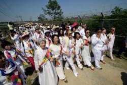 위민크로스DMZ 대표단이 지난 2015년 5월 한반도 분단의 상징인 비무장지대를 걸어서 넘는 행사를 개최했다. 경의선 육로로 군사분계선을 통과한 대표단이 한국의 환영단과 함께 임진각까지 '평화걷기' 행사를 진행했다.