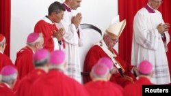 Paus Fransiskus (kedua dari kanan) memimpin misa di kota Holguin, Kuba, Senin (21/9).