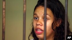 Heather Mack dari Chicago, Illinois, yang dituduh membunuh ibunya, dalam selnya di Bali (11/3). (AP/Firdia Lisnawati)