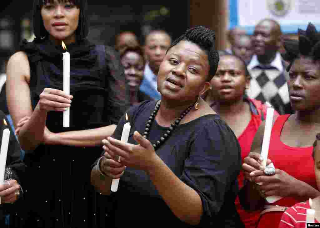 منڈیلا کو دسمبر 2012 کے بعد سے تین مرتبہ پھیپھڑوں کے انفیکشن کی وجہ سے ہسپتال لے جایا گیا اور ایسٹر کے موقع پر ان کی صحت یابی کے لیے دعائیں کی گئیں۔