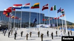 Zastave zemalja članica NATO-a ispred sjedišta u Briselu (Foto: Reuters /Christian Hartmann) 