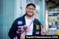 แดเนียล สปิรา ชาวอเมริกันจากรัฐแมรีแลนด์ มาร่วมฟังคอนเสิร์ตเปิดตัวอัลบัมใหม่ของ ลิซ่า นักร้องชาวไทยจากเกิร์ลกรุ๊ปสัญชาติเกาหลีชื่อก้องโลก แบล็คพิงค์ (Blackpink) ที่นครลอสแอนเจลิส