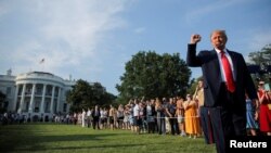 រូបឯកសារ៖ ប្រធានាធិបតី​សហរដ្ឋអាមេរិក លោក Donald Trump អញ្ជើញ​មក​ដល់​សេតវិមាន​ដើម្បី​ប្រារព្ធ​ទិវា​ឯករាជ្យជាតិ​ ថ្ងៃ​ ៤​ កក្កដា ឆ្នាំ​២០២០។ 