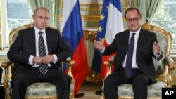 Presiden Rusia Vladimir Putin (kiri) saat bertemu Presiden Perancis Francois Hollande di Paris 2 Oktober 2015 lalu (foto: dok). Kedua pemimpin Selasa (17/11) sepakat melakukan kerjasama militer dan intelijen untuk menggempur ISIS.