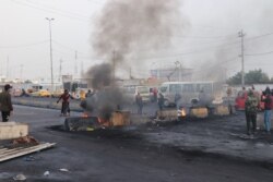 Protesters across Iraq block roads, often with burning tires in an attempt to pressure the government into action, in Baghdad, Jan. 23, 2020. (H.Murdock/VOA)
