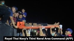 Seorang nelayan yang terluka setelah ditembaki Angkatan Laut Myanmar, dibawa dengan tandu di sebuah pelabuhan di Ranong, Thailand, dekat perbatasan Myanmar, 30 November 2024. 