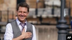 L'acteur Tom Cruise sourie à ses fans lors d'une pause dans le tournage du film Mission Impossible 7, à Rome, le 12 octobre 2020.