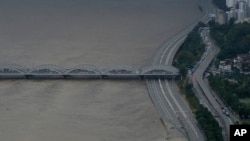 Sebagian jalan utama dekat Sungai Han terendam banjir akibat hujan deras di Seoul, Korea Selatan, Kamis, 6 Agustus 2020, sebagai ilustrasi. (Foto: AP)
