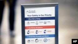 9일 미국 프로농구 NBA 경기가 열린 유타주 솔트레이크시티의 농구장에 신종 코로나바이러스 개인 방역 안내문이 세워져있다.