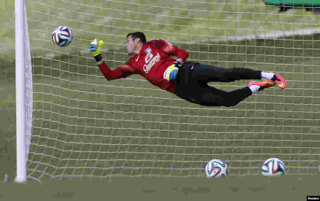 Brazil&#39;s goalkeeper, Julio Cesar, attends a training session in Teresopolis, near Rio de Janeiro, June 13, 2014.&nbsp;