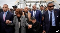 Depite Hakeem Jeffries (Nouyok) Maxine Waters (Kalifoni, Reveran Al Sharpton, Reveran Jesse Jackson ak Prezidan NAACP Derick Johnson mache sou pon Edmund Pettus la nan Selma, Alabama, 9 Mas, 2025. 