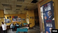 Poster kampanye PM Recep Tayyip Erdogan dan partai AKP di Istanbul (9/6).