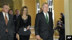 美国 参议院少数党领袖麦康奈尔前往参议院