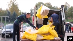 Arhiva: Vreće sa glasačkim listićima pristižu u centar za brojanje glasova