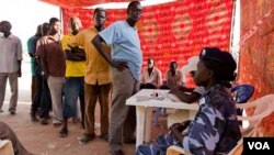 Warga di Sudan selatan antri untuk memberikan suara bagi referendum kemerdekaan.