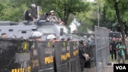 Pengamanan aparat Kepolisian dalam mengantisipasi aksi massa di depan Gedung Mahkamah Konstitusi. (VOA/Andylala Waluyo)