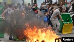 Pro-Palestinian protesters face police during a demonstration against violence in the Gaza strip, which had been banned by police in Paris, July 19, 2014.