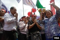 អ្នក​ស្រី​ ឡោក​ ខេង​ សមាជិក​រដ្ឋសភា​នៃ​គណបក្ស​ប្រជាជន​កម្ពុជា ចេញពីរដ្ឋសភាមកទទួលញត្តិពីក្រុមសហជីព និងកម្មករ នៅ​រាជធានី​ភ្នំពេញ ថ្ងៃទី០១ ខែ​ឧសភា ឆ្នាំ២០១៧​។ (ខាន់ សុគុំមនោ​/ VOA)