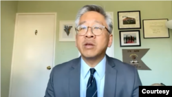 Donald Lu, AQSh Davlat kotibining Janubiy va Markaziy Osiyo bo'yicha muovini Kaspiy siyosat markazi forumida so'zlamoqda, Vashington, 1-fevral, 2022 