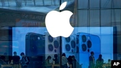 Warga China berbondong-bondong mencoba ponsel iPhone 13 terbaru di Apple Store di Beijing, China. (Foto: AP)