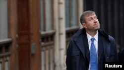 Pemilik klub sepak bola Chelsea Roman Abramovich berjalan melewati gednung pengadilan tinggi London pada 16 November 2011. (Foto: Reuters/Suzanne Plunkett)