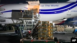 រូបឯកសារ៖ បុគ្គលិក​រៀបចំ​សព្វាវុធ​​ជា​ជំនួយ​យោធា​​របស់​សហរដ្ឋ​អាមេរិក​សម្រាប់​ប្រទេស​អ៊ុយក្រែន នៅ​អាកាសយានដ្ឋាន Boryspil ទីក្រុង​កៀវ ប្រទេស​អ៊ុយក្រែន ថ្ងៃទី២៥ ខែមករា ឆ្នាំ២០២២។