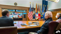 Na ovoj fotografiji koju je objavila Bijela kuća, predsjednik Joe Biden, u sredini, sastaje se virtuelno sa svojim timom za nacionalnu sigurnost i visokim zvaničnicima kako bi razgovarali o agresivnim akcijama Rusije prema Ukrajini, 22. januara 2022., u Camp Davidu, Md. 