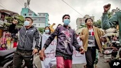 资料照片：反政府抗议者游行走过缅甸城市曼德勒的街头。(2021年12月7日)