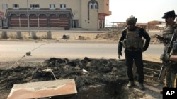 2016年10月27日，伊拉克精锐反恐部队士兵在巴特拉查看伊斯兰国武装分子建造的隧道。巴特拉镇在伊拉克北部，位于摩苏尔以东大约20公里。