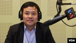 រូបឯកសារ៖ លោក ហេង ស្រ៊ាង អ្នកស្រាវជ្រាវខាងសង្គមនិងនយោបាយកម្ពុជា​ចូល​រួម​ជា​វាគ្មិន​​​អំពី​ប្រធានបទ «តើធ្វើ​យ៉ាងដូចម្តេច ដើម្បីធានា​ថា ប្រជាជនខ្មែរទាំងមូល ក៏ឈ្នះនៅក្នុងការបោះឆ្នោតអាណត្តិក្រោយ» នៅ​ក្នុង​កម្មវិធី​វិទ្យុ Hello VOA កាល​ពីថ្ងៃ​ច័ន្ទ ទី​១៤ ខែ​មីនា ឆ្នាំ​២០១៦។ (លឹម សុធី/VOA)