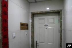 Kaligrafi China terlihat di dekat pintu masuk Lembaga penyiaran publik Kanada CBC di Beijing, Kamis, 3 November 2022. (AP/Andy Wong)