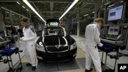 Pekerja Rusia merakit mobil di pabrik perakitan Volkswagen AG di Kaluga, sekitar 160 km barat daya Moskow, Selasa, 20 Oktober 2009. (Foto: AP)