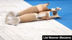 Dua kaki palsu diletakkan di pinggir kolam renang di sela-sela sesi latihan di Olimpiade. (Foto: ilustrasi)