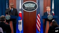 로이드 오스틴 미 국방장관(왼쪽)과 이종섭 한국 국방장관이 3일 미 국방부 청사에서 열린 제54차 미한안보협의회(SCM) 후 공동성명을 발표했다.