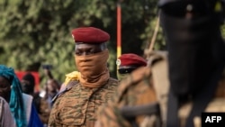 Le capitaine Ibrahim Traoré, nouveau président du Burkina Faso, quitte la cérémonie du 35e anniversaire de l'assassinat de Thomas Sankara, à Ouagadougou, le 15 octobre 2022.