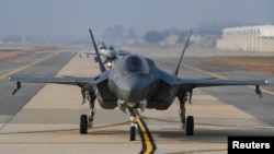 Sebuah jet tempur F-35B Angkatan Udara AS dan jet tempur KF-16 Angkatan Udara Korea Selatan dan ambil bagian dalam latihan udara bersama Vigilant Storm Korea Selatan dan AS di sebuah pangkalan udara di Gunsan, Korea Selatan, 2 November 2022. (Foto: via Reuters)