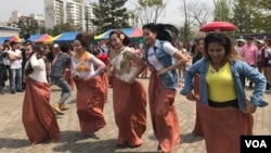 ពលករ​កម្ពុជា​លេងល្បែងប្រជាប្រិយ​នៅ​សួន Manseok Park ក្នុង​ក្រុង Suwon ប្រទេស​កូរ៉េខាងត្បូង កាល​ពី​ថ្ងៃ​អាទិត្យ ទី១៦ ខែ​មេសា ឆ្នាំ​២០១៧។ (សុខ ខេមរា/VOA)