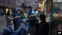 پس از آنکه طالبان در اگست ۲۰۲۱ بار دیگر بر افغانستان مسلط شدند، برگشت این گروه به قدرت میلیون‌ها نفر را در آن کشور به فقر و گرسنگی سوق داد.