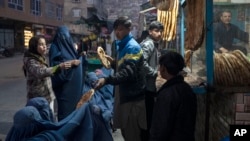 به گفتۀ دوجاریک تنها در یک ماه گذشته بیش از ۲۰۰ مرکز صحی در افغانستان به دلیل کمبود بودجه متوقف شده که در نتیجۀ آن، ۱.۸ میلیون نفر از ارایۀ خدمات صحی محروم شده‌اند.