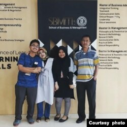 Ilham Nugraha (kiri) bersama keluarganya di kampus SBMITB (dok: Ilham Nugraha)