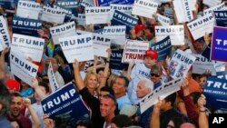 អ្នក​គាំទ្រ​លើក​បដា​គាំទ្រ​លោក Donald Trump ក្នុង​ពេល​ជួបជុំ​យុទ្ធនាការ​មួយ​ក្នុង​ក្រុង Boca Raton រដ្ឋ Florida កាលពី​ថ្ងៃទី១៣ ខែមីនា ឆ្នាំ២០១៦។