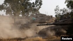 รถถังอิสราเอลมุ่งหน้าพรมแดนอิสราเอล-กาซ่า ท่ามกลางความตึงเครียดอิสราเอล-ฮามาสที่คุกรุ่น เมื่อ 2 พ.ค. 2024 (REUTERS/Amir Cohen)