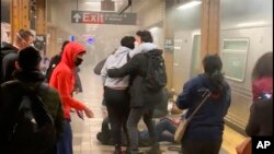 Beberapa orang terluka oleh tembakan di Stasiun kereta bawah tanah 36th Street, dalam serangan di Brooklyn, New York Selasa (12/4). 