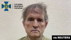 Arhiva - Viktor Medvedčuk, proruski ukrajinski političar, nakon što su ga uhapsile ukrajinske bezbednosne snage.