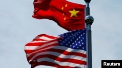 រូបឯកសារ៖ ទង់ជាតិ​ចិន និង​សហរដ្ឋ​អាមេរិក​បាន​បក់រវិច​នៅ​ក្នុង​ទីក្រុង​សៀងហៃ នៃ​ប្រទេស​ចិន កាលពី​ថ្ងៃទី៣០ ខែកក្កដា ឆ្នាំ២០១៩។