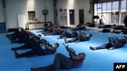 所罗门皇家警察部队2022年3月29日发布没有注明时间的照片显示，中国警察联络官在训练所罗门的警察。