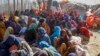 Para warga Somalia yang pergi meninggalkan wilayahnya yang terdampak kekeringan berkumpul di tenda sementara di wilayah pinggiran ibu kota Mogadishu, Somalia, pada 4 Februari 2022. (Foto: AP/Farah Abdi Warsameh)